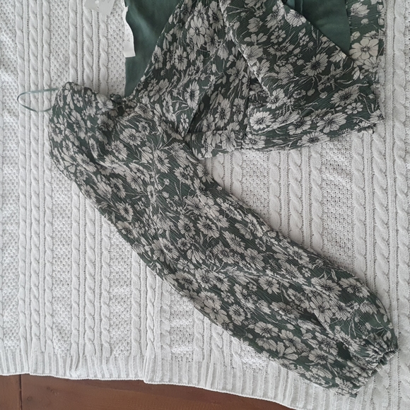 Womans Astr The Label womans Blouse V-Neck Off Shoulder Green Floral M Medium - Picture 4 of 7